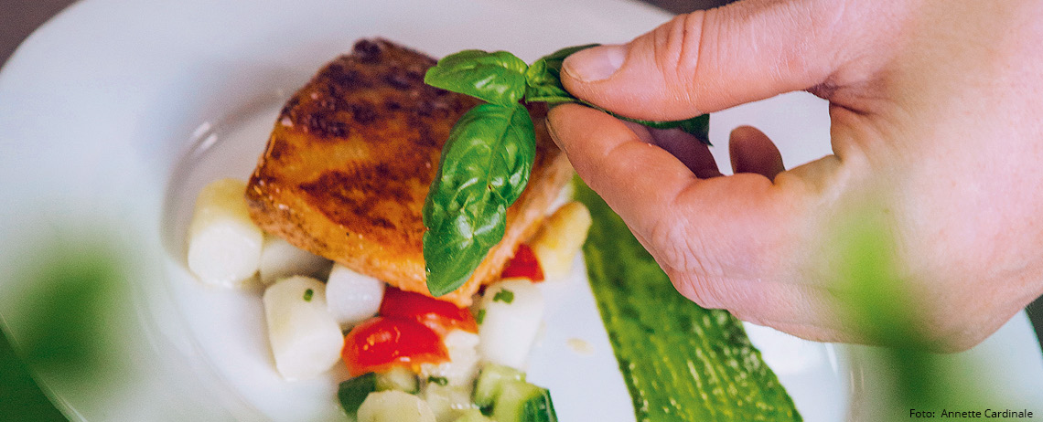 Lachsforellenfilet mit Spargelsalat