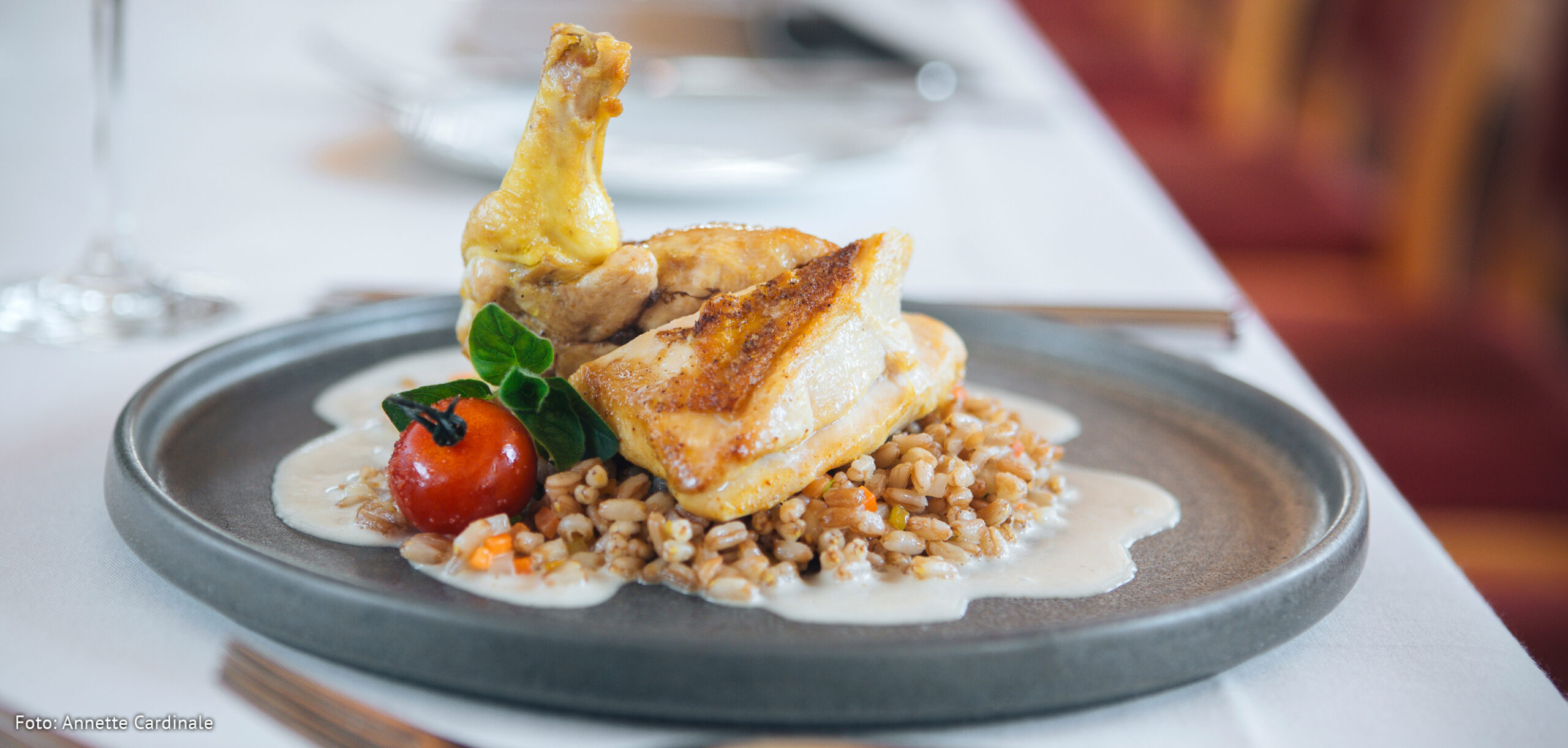 Maishähnchenbrust mit Pilzschaum und Albdinkel