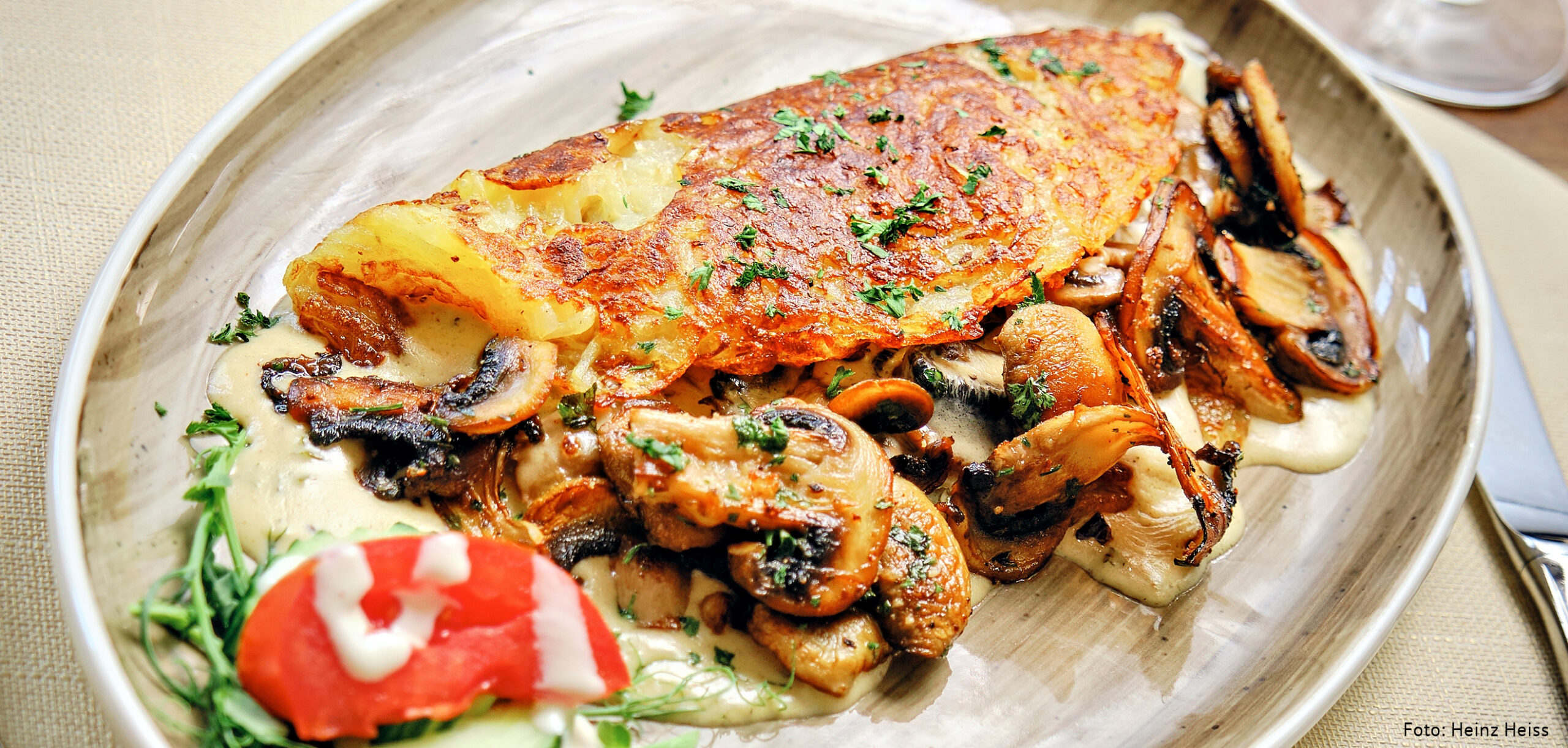 Knuspriges Kartoffelrösti mit Champignons in Weißwein-Rahm